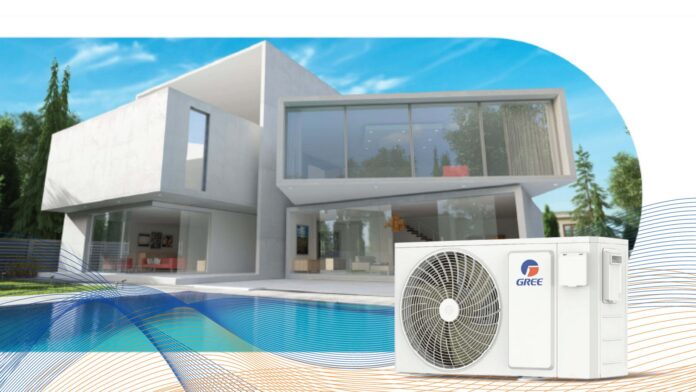 Gree dizalica topline za bazen postavljena uz moderan bazen